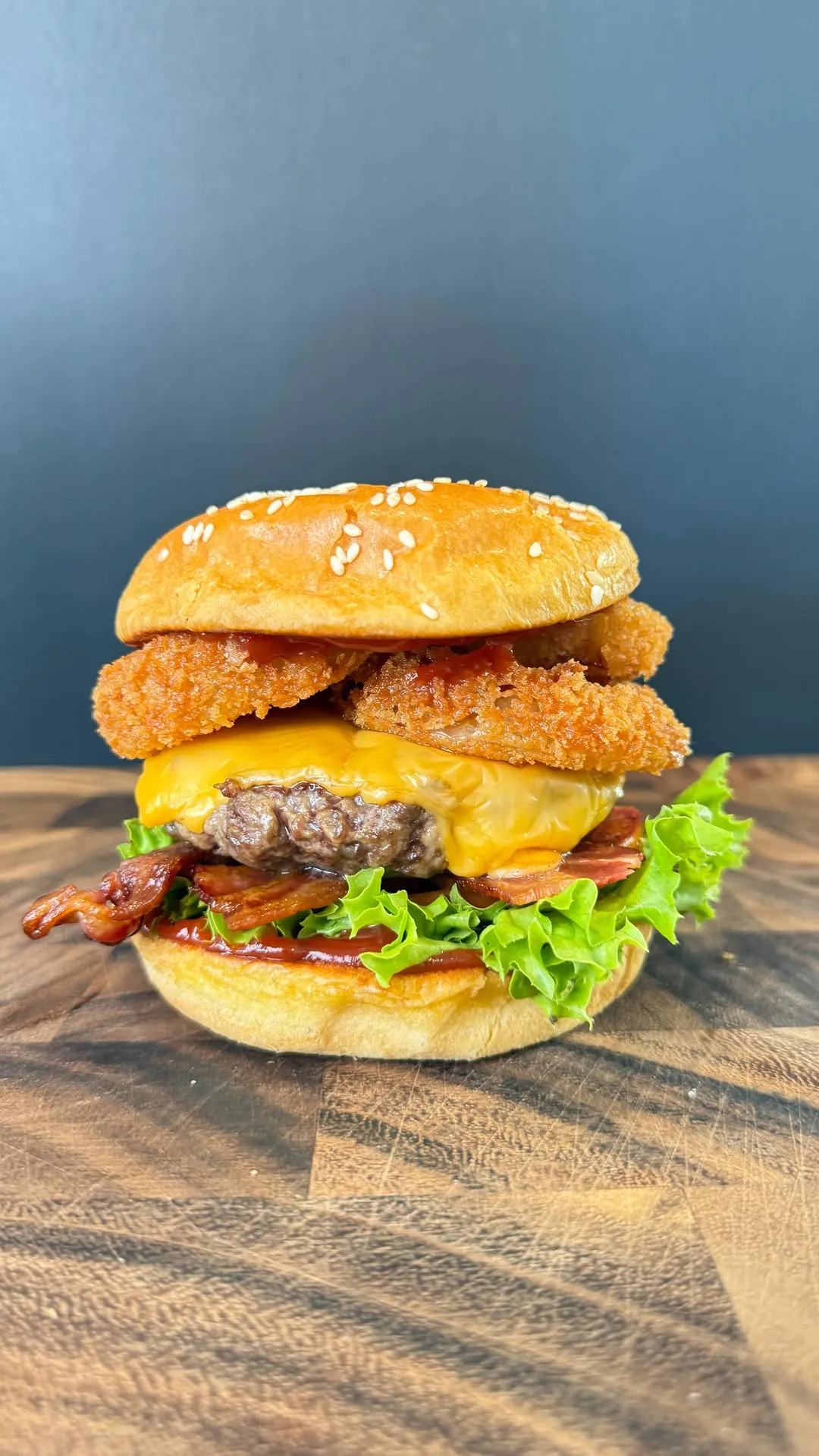 cheeseburger-with-crispy-onion-rings-and-bacon