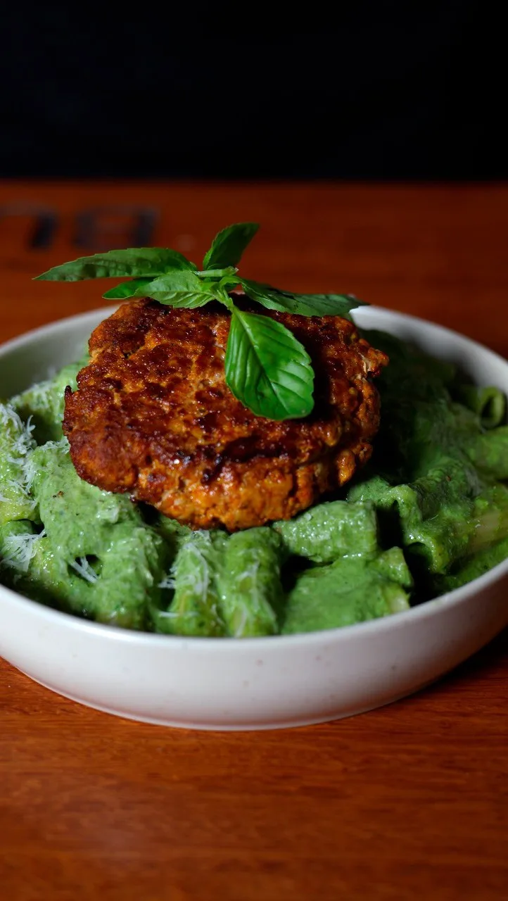 tallarin-verde-con-hamburguesa-huachana-green-spaghetti-with-huachana-hamburger