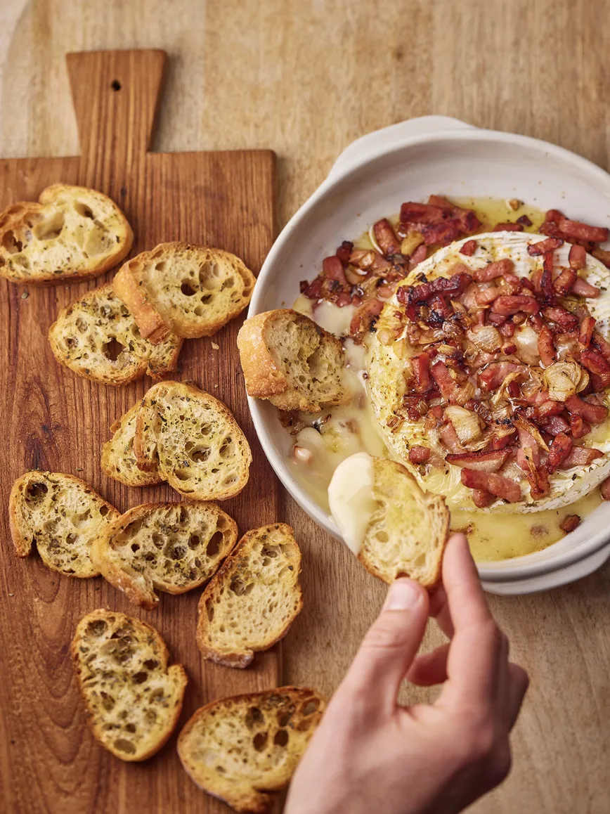 brie-au-four-gratine-au-miel-lardons-et-oignons