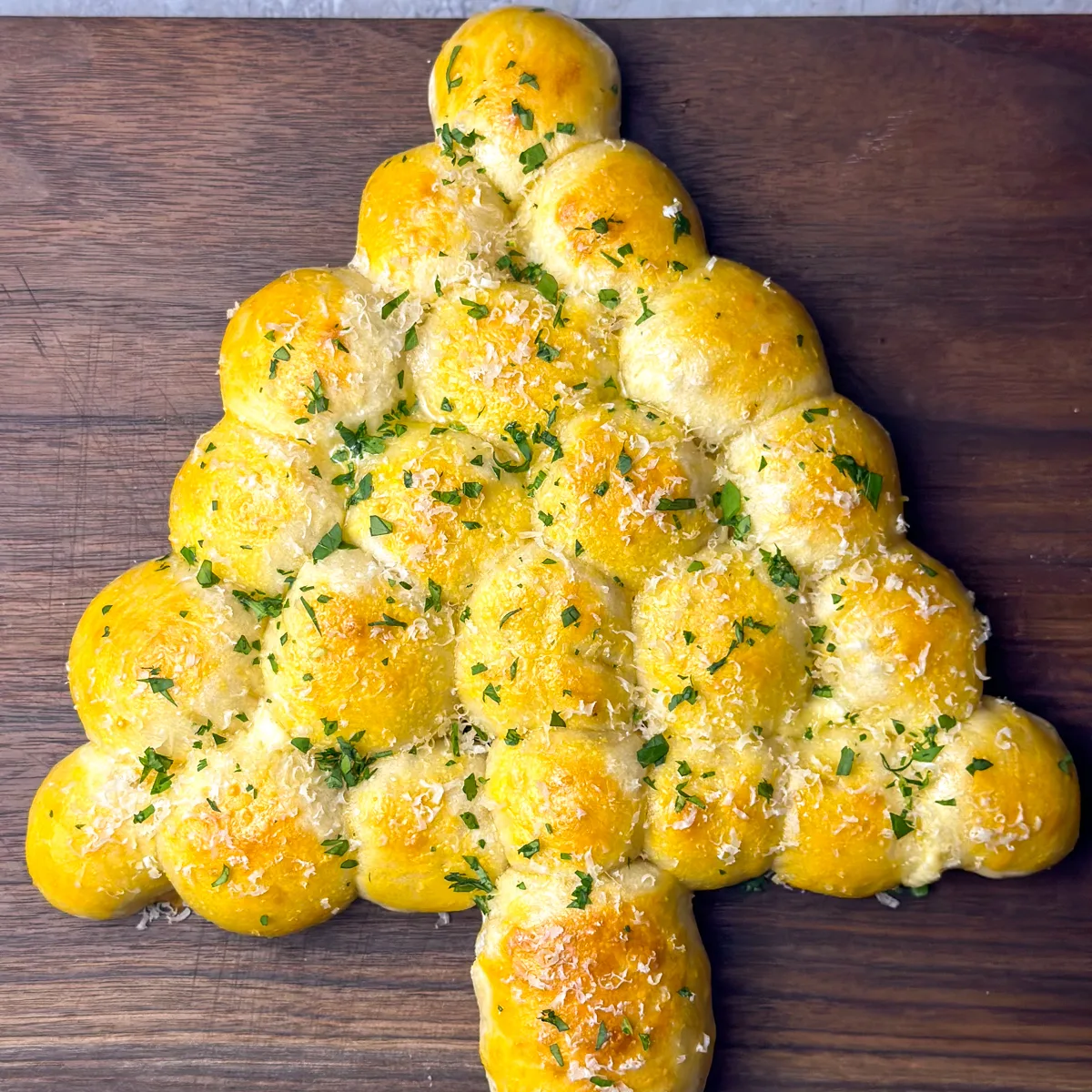 cheesy-christmas-tree-pull-apart-bread-(easy-recipe)