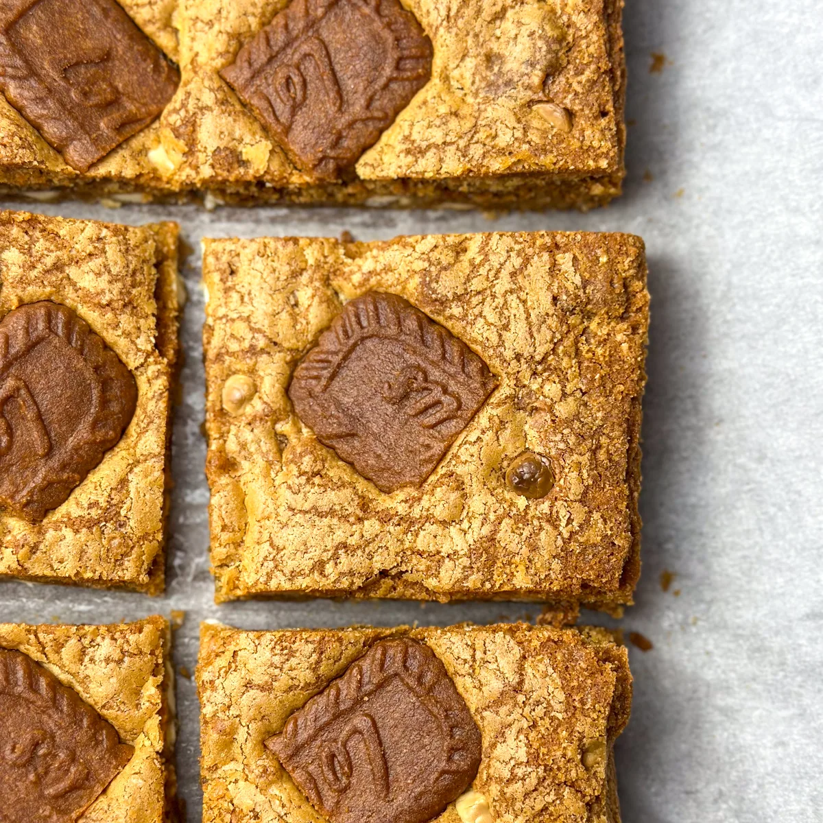 quick-and-easy-biscoff-blondies-recipe-(with-white-chocolate)