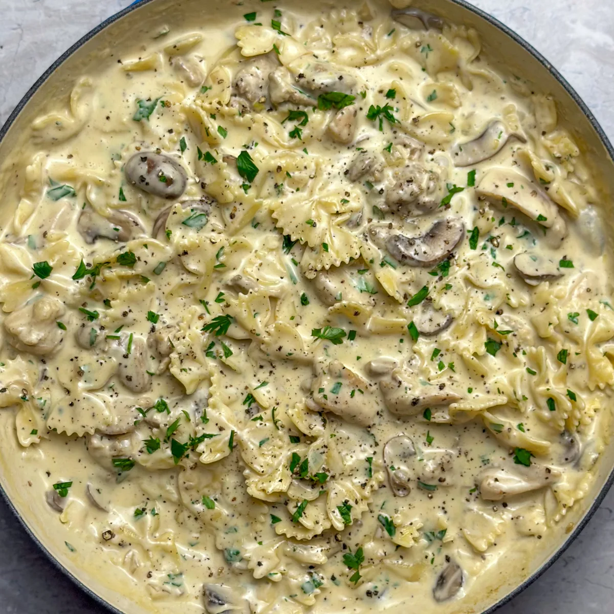 easy-creamy-mushroom-chicken-pasta-recipe-(one-pot)