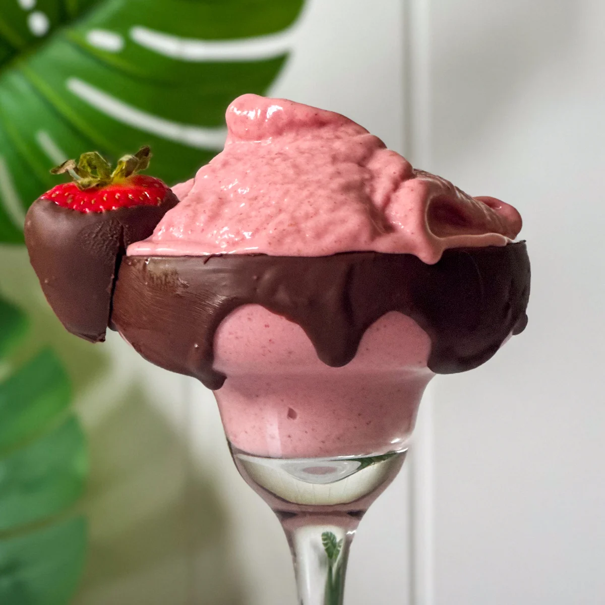 chocolate-covered-strawberry-smoothie-recipe-(easy)