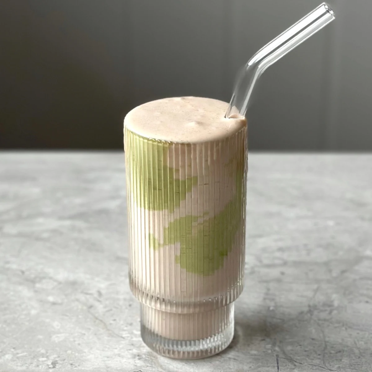 strawberry-matcha-smoothie-with-banana