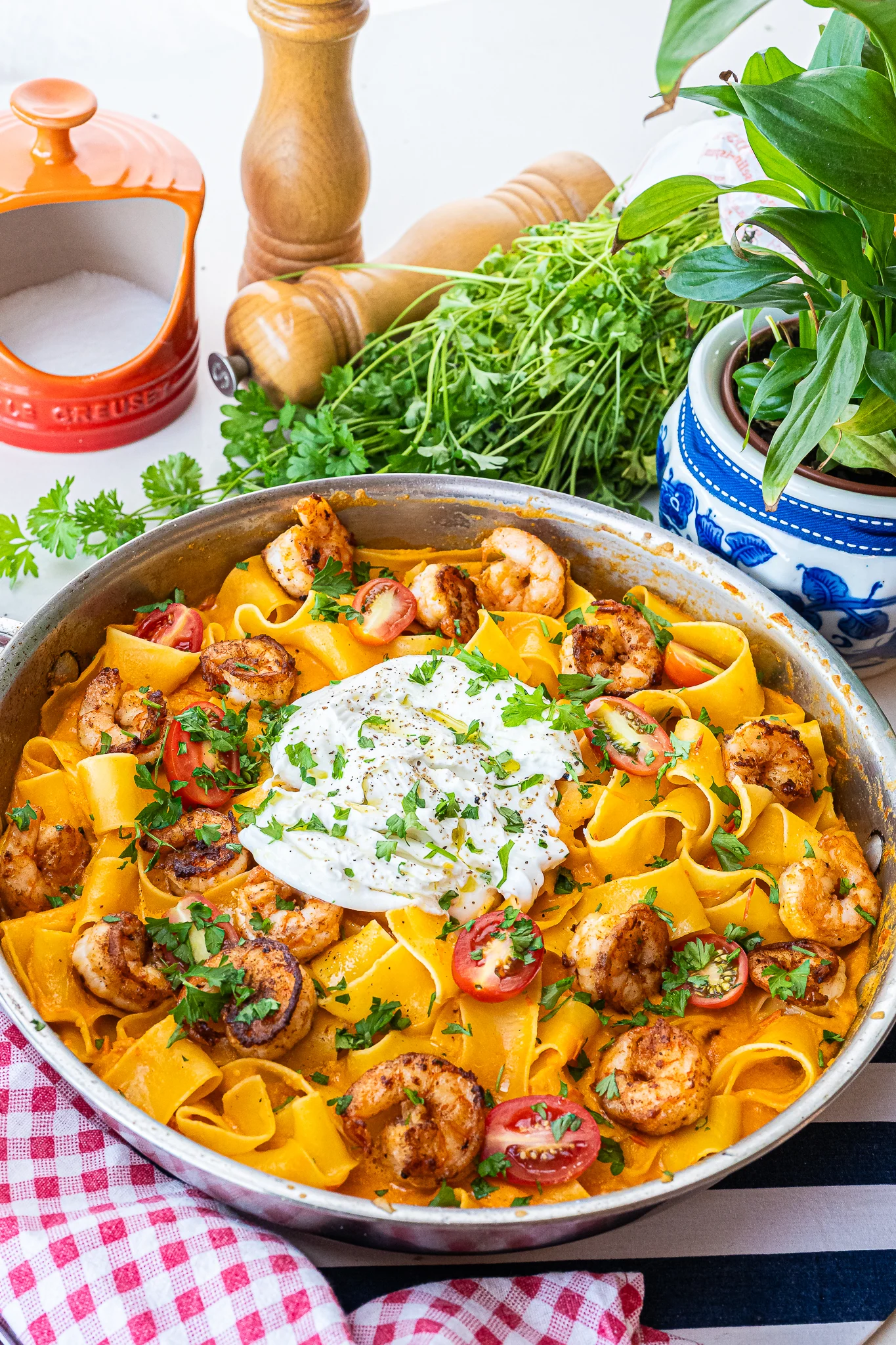 massa-com-burrata-camarao-e-molho-de-tomate-fresco