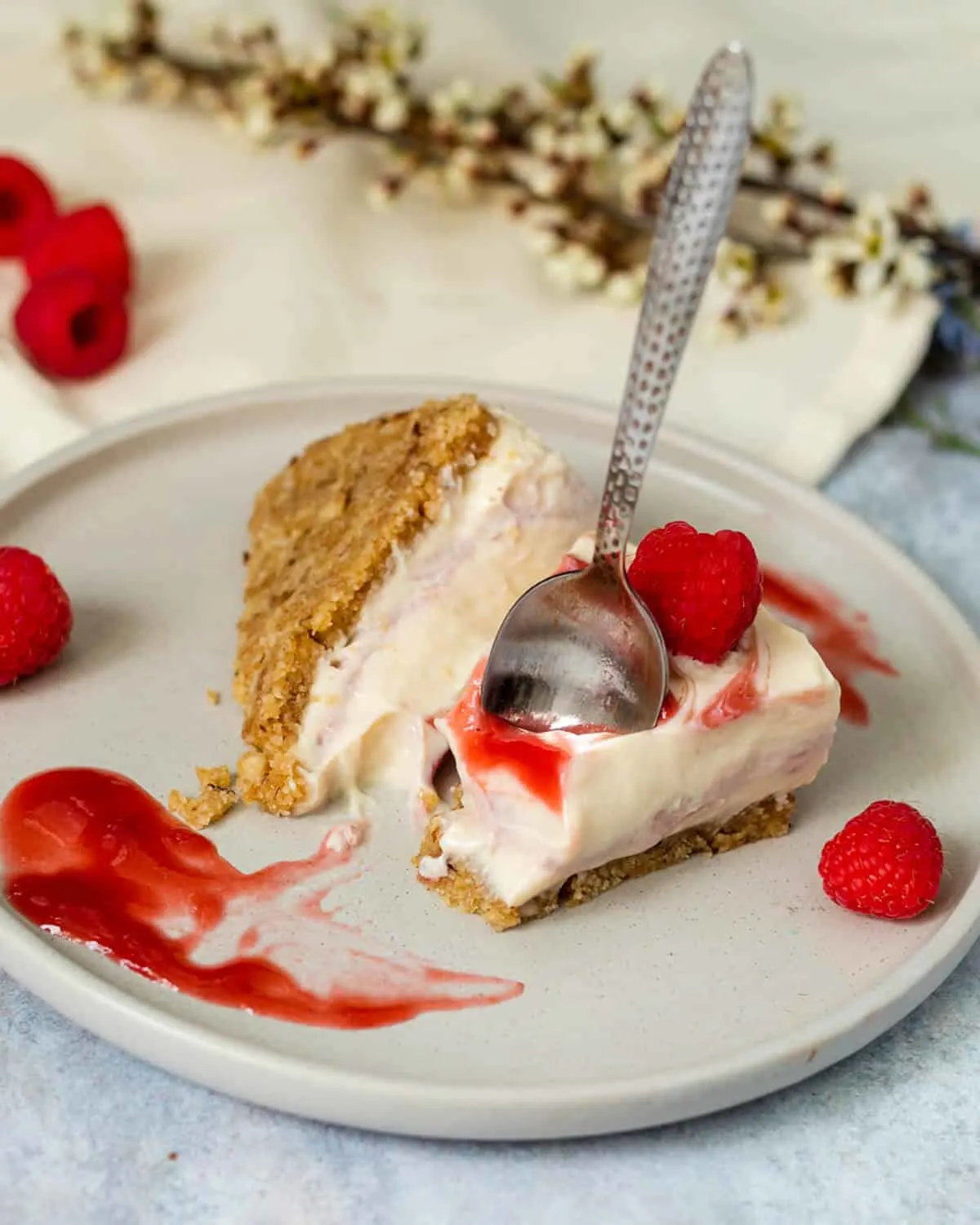 vegan-white-chocolate-cheesecake-with-raspberry-coulis
