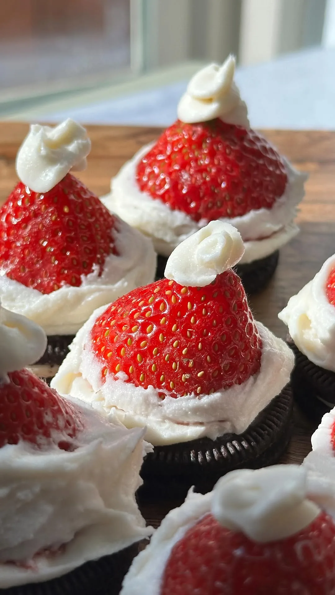 creme-cookie-santa-hats