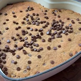 lazy-high-protein-peanut-butter-chocolate-chip-cookie-skillet