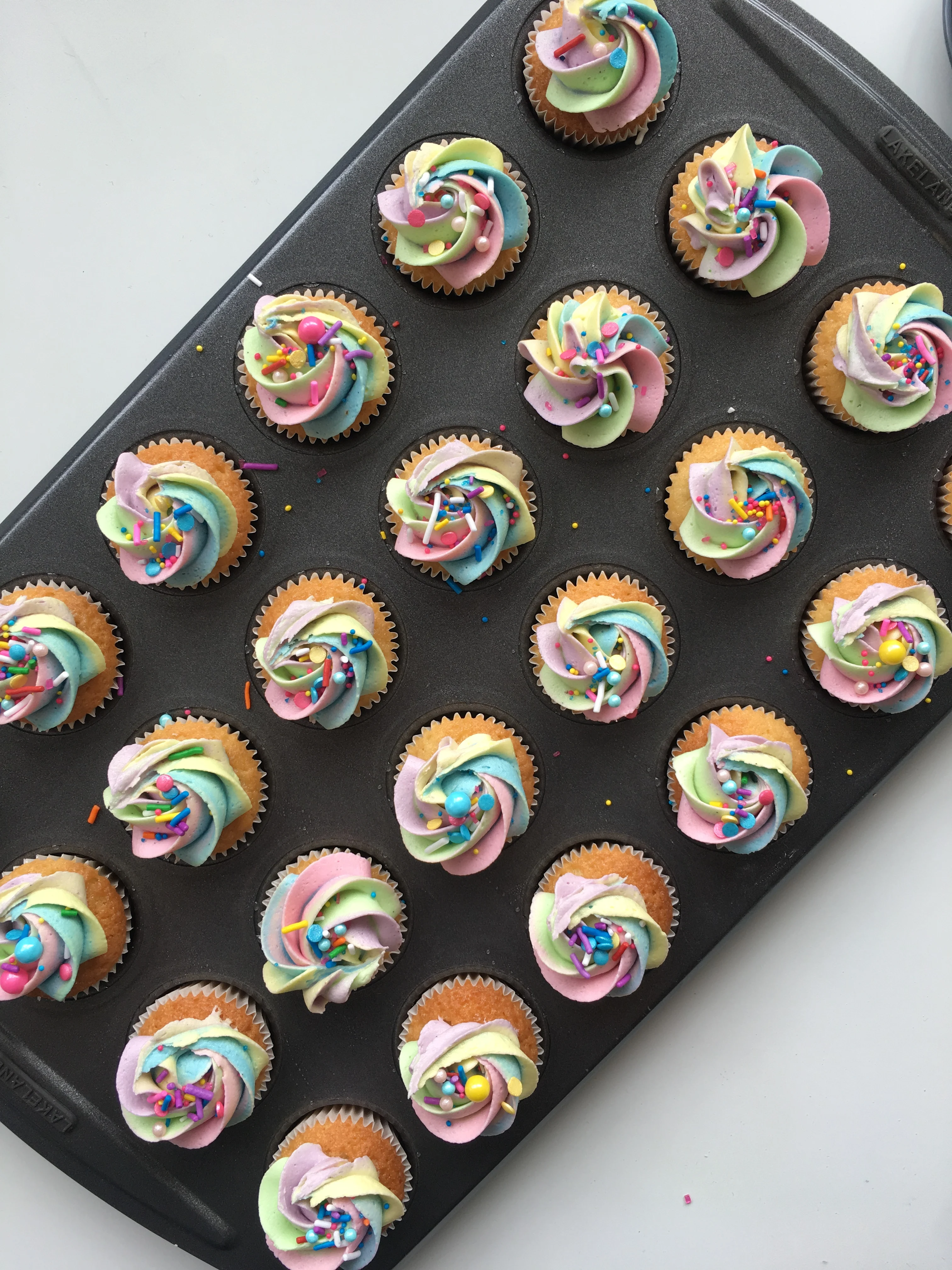 vanilla-cupcakes-with-rainbow-buttercream