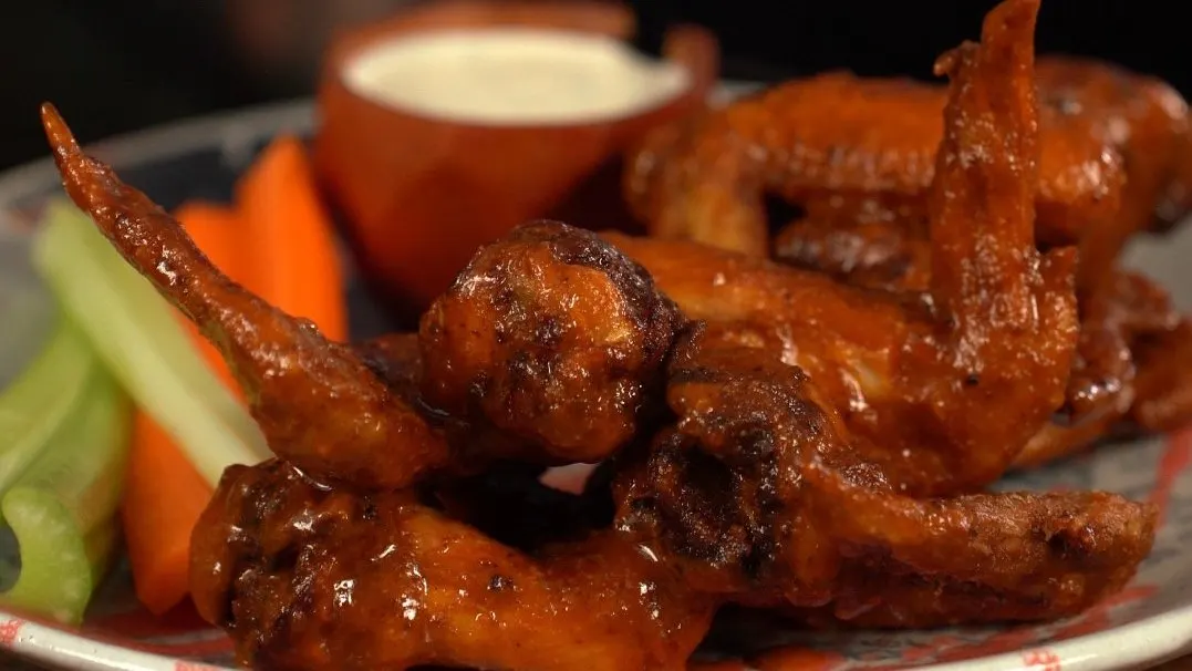 alitas-super-umami-chicken-wings-with-spicy-wing-sauce-and-ranch
