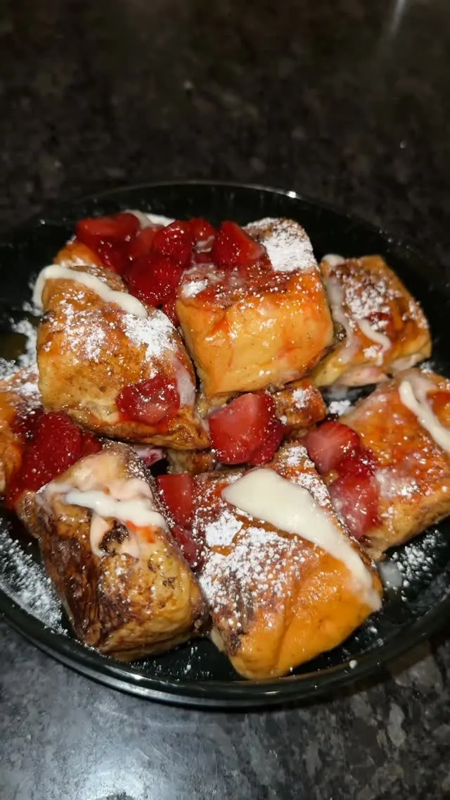 strawberry-cheesecake-stuffed-french-toast