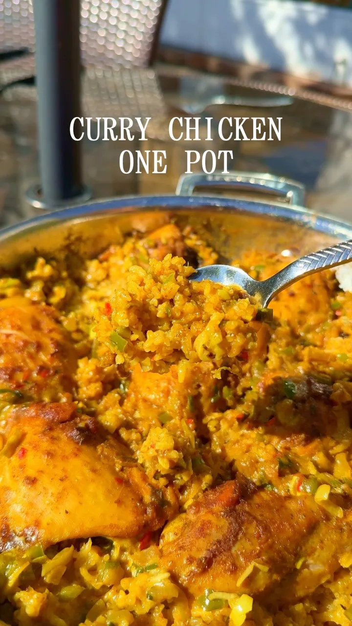 curry-chicken-on-pot-with-rice