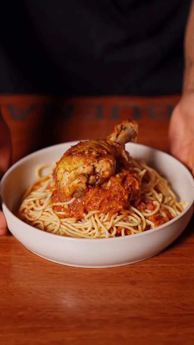 tallarines-rojos-con-pollo-red-noodles-with-chicken