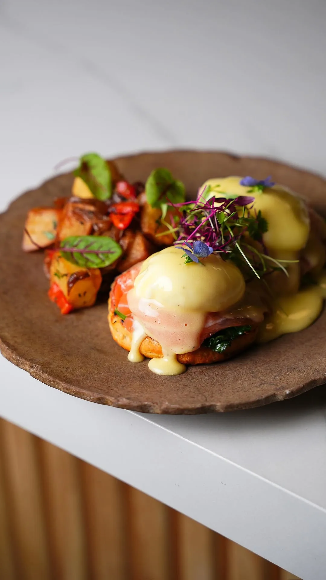 huevos-benedictinos-con-un-toque-peruano-eggs-benedict-with-a-peruvian-touch