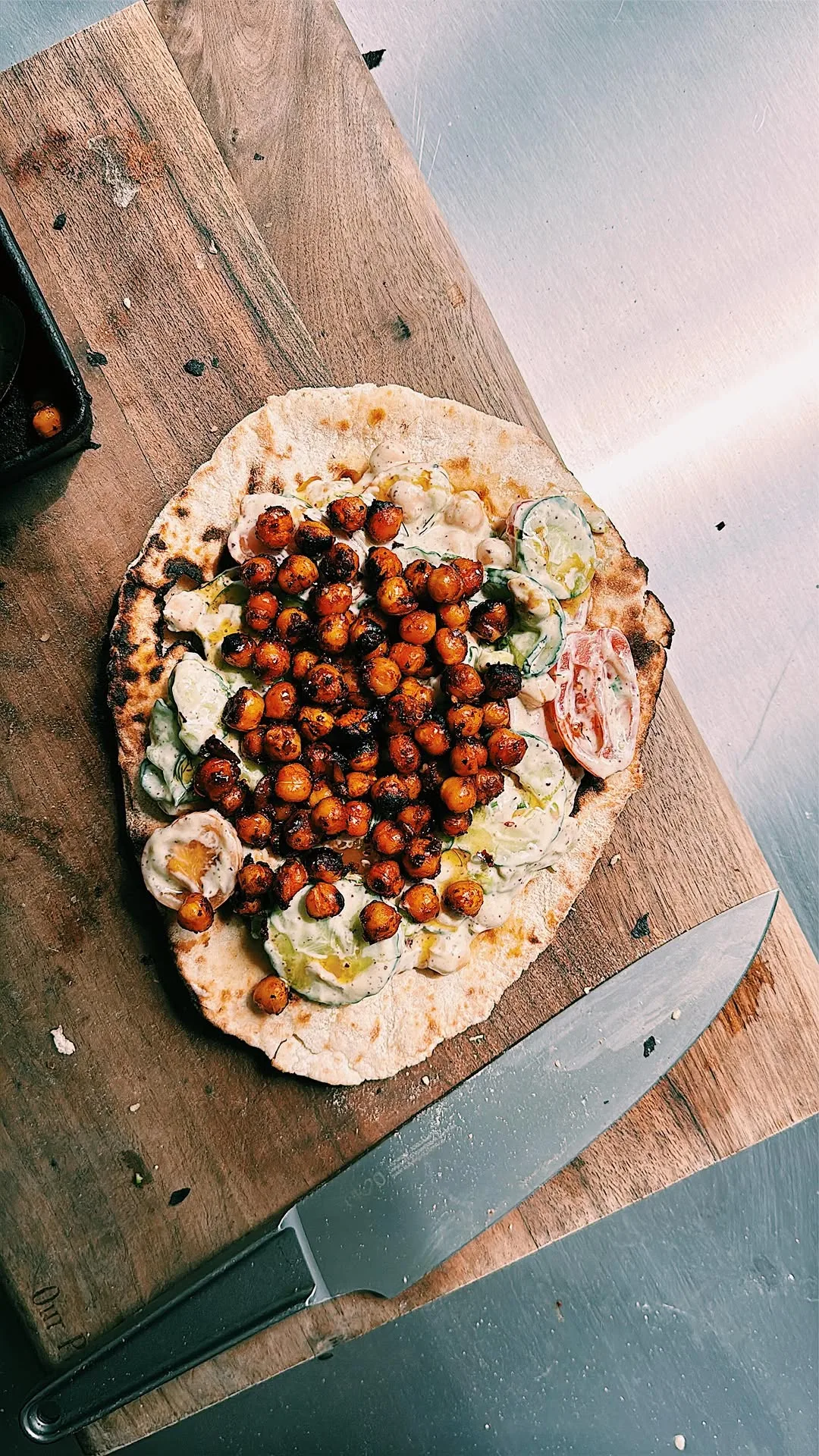 cucumber-salad-flatbread-with-crispy-harissa-chickpeas
