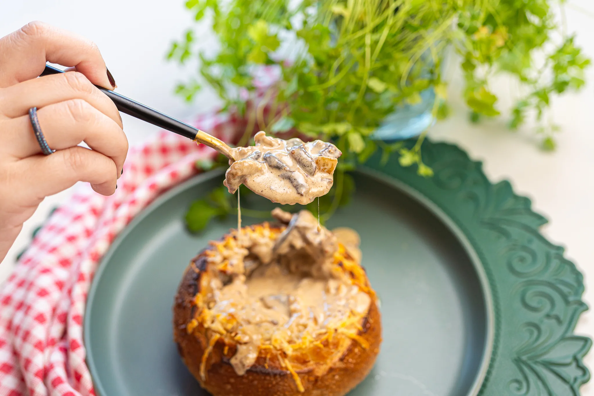 mignon-com-molho-de-cogumelo-no-pao