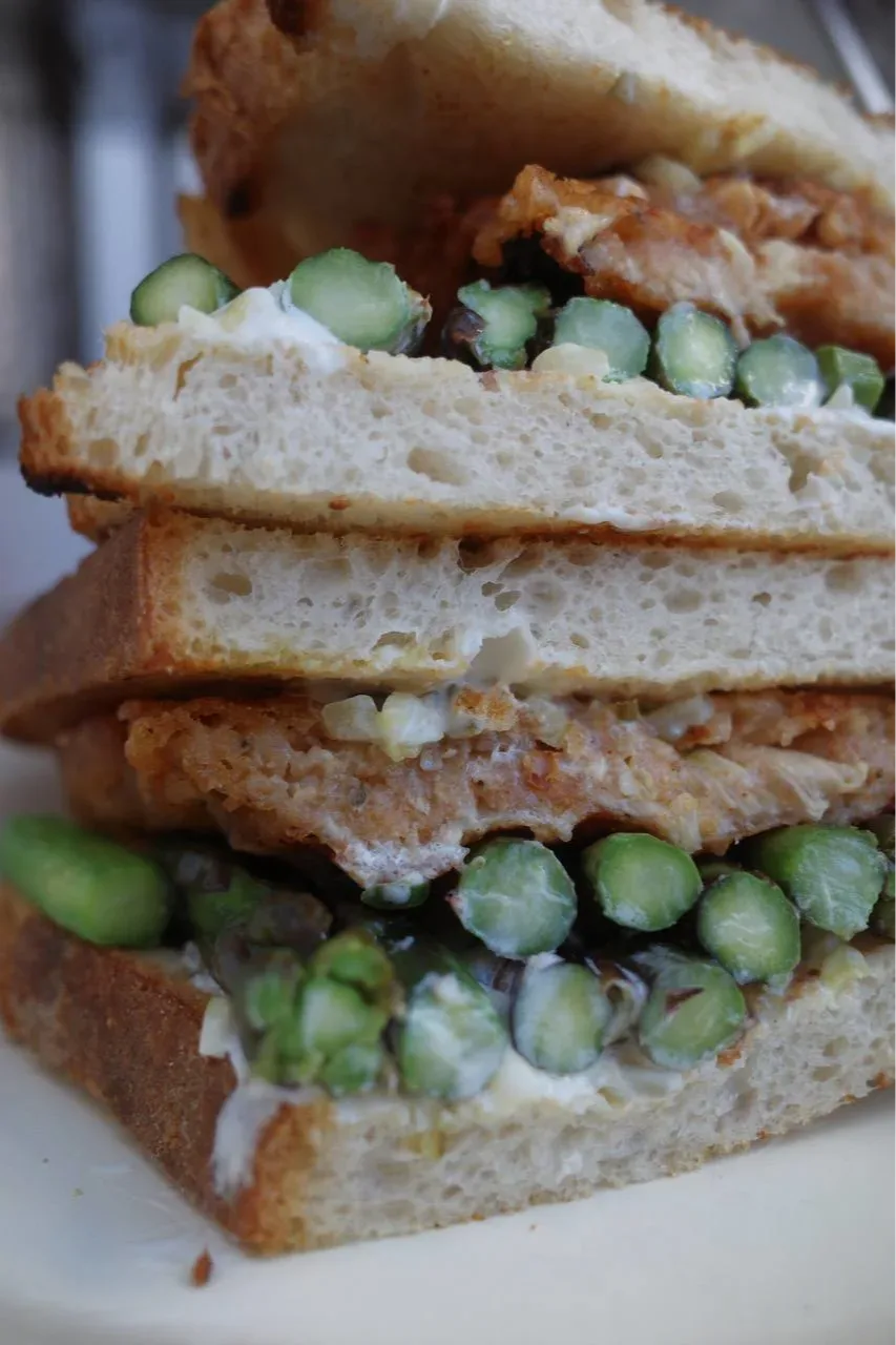 sendvich-s-enoki-i-sparzhej