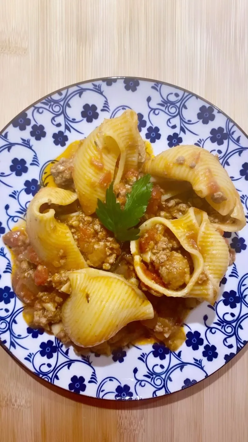 stuffed-pasta-shells-with-bolognese-sauce