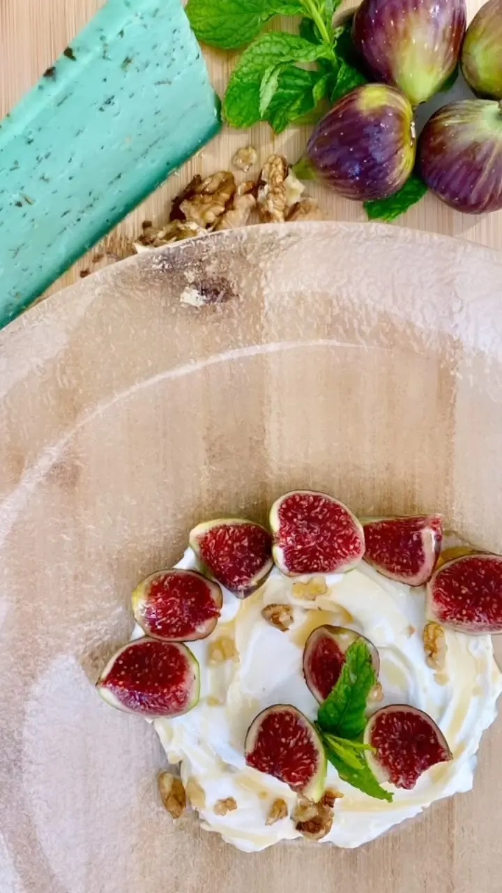greek-yogurt-with-fresh-figs-honey-and-walnuts