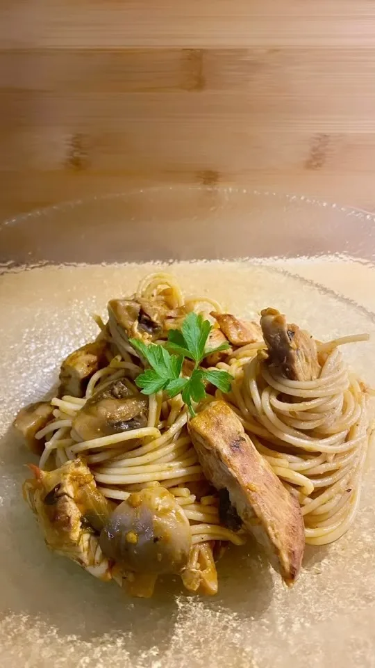 spaghetti-with-mushroom-sauce-and-grilled-chicken