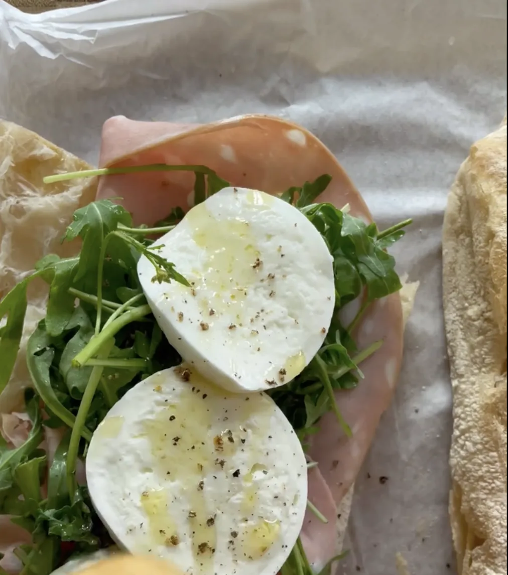 sendvich-s-fistashkovym-pesto