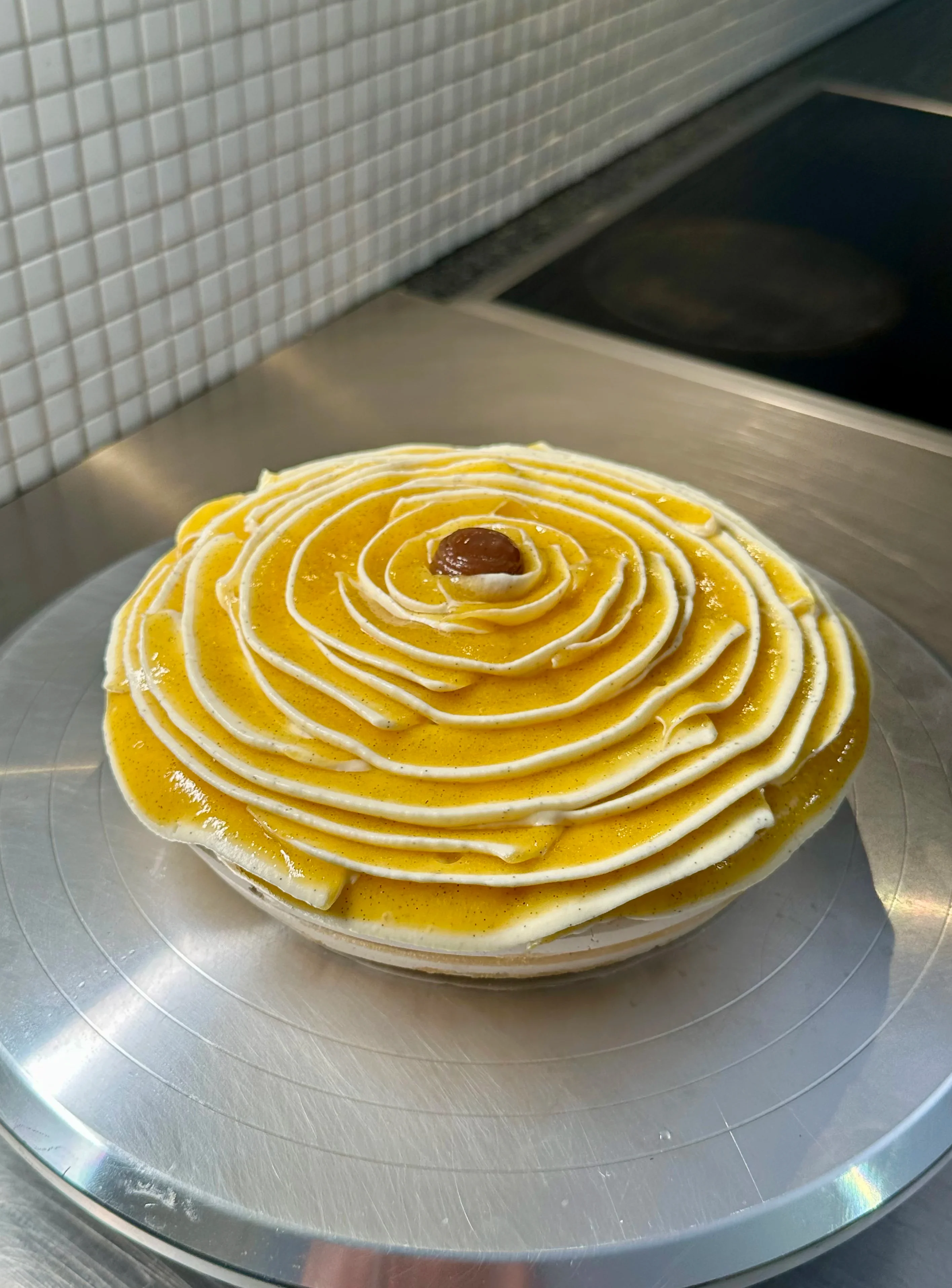 vanilla-mango-pavlova-cake