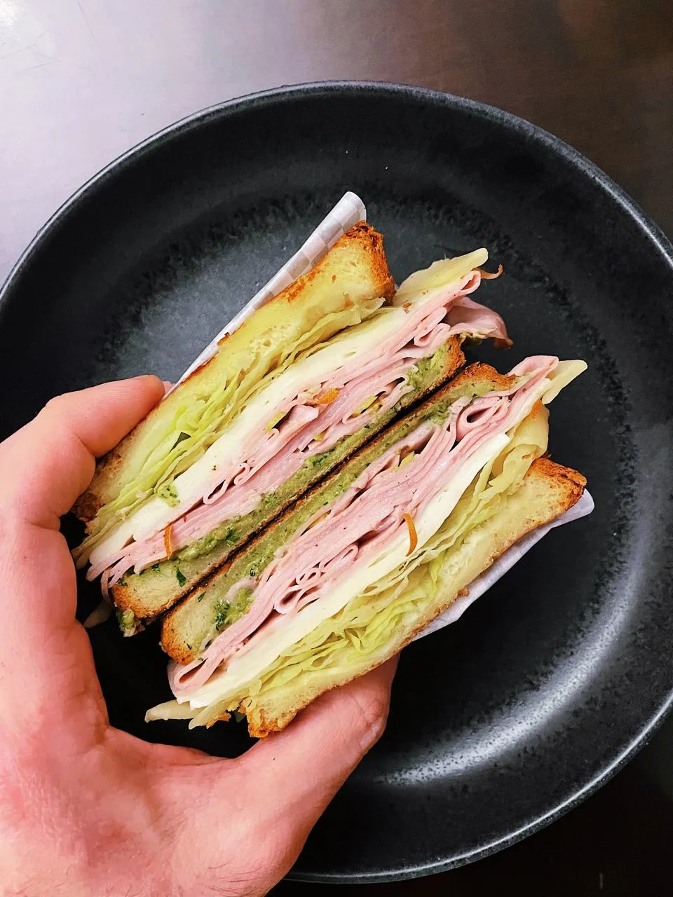 sendvich-s-pesto-iz-keshyu-i-kinzy