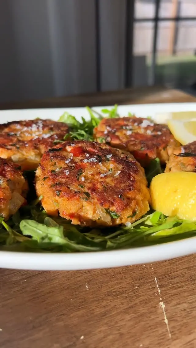 salmon-cakes-with-lemon-aioli