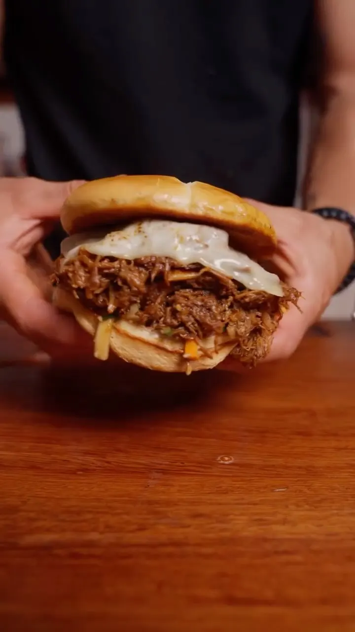 pulled-pork-nikkei-en-pan-brioche-nikkei-pulled-pork-on-brioche-bread
