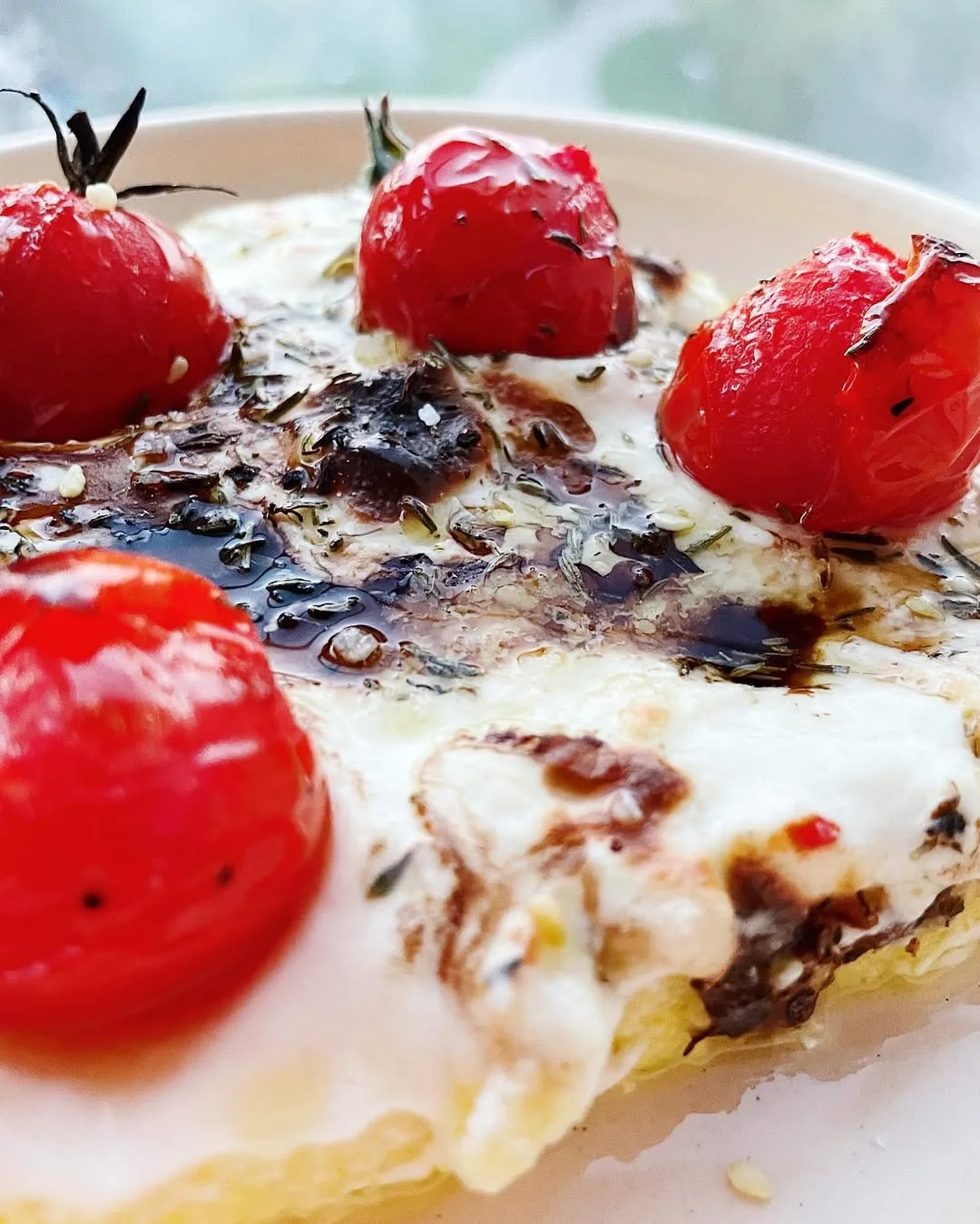 zapechennaya-polenta-s-beshamelem-i-cherri