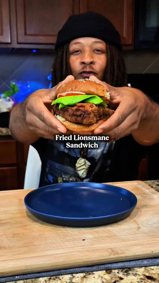 fried-lionsmane-sandwich-2