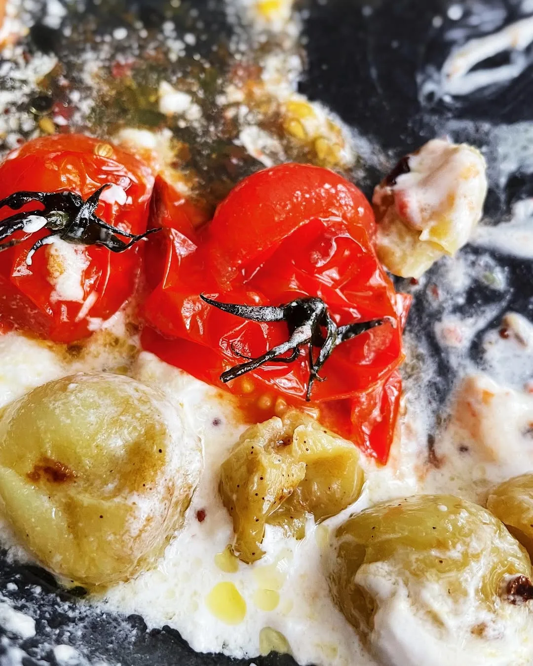 burrata-s-zapechenym-vinogradom-i-tomatami-cherri