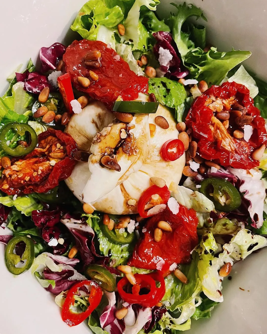 salat-s-burratoj-i-marinovannymi-chili