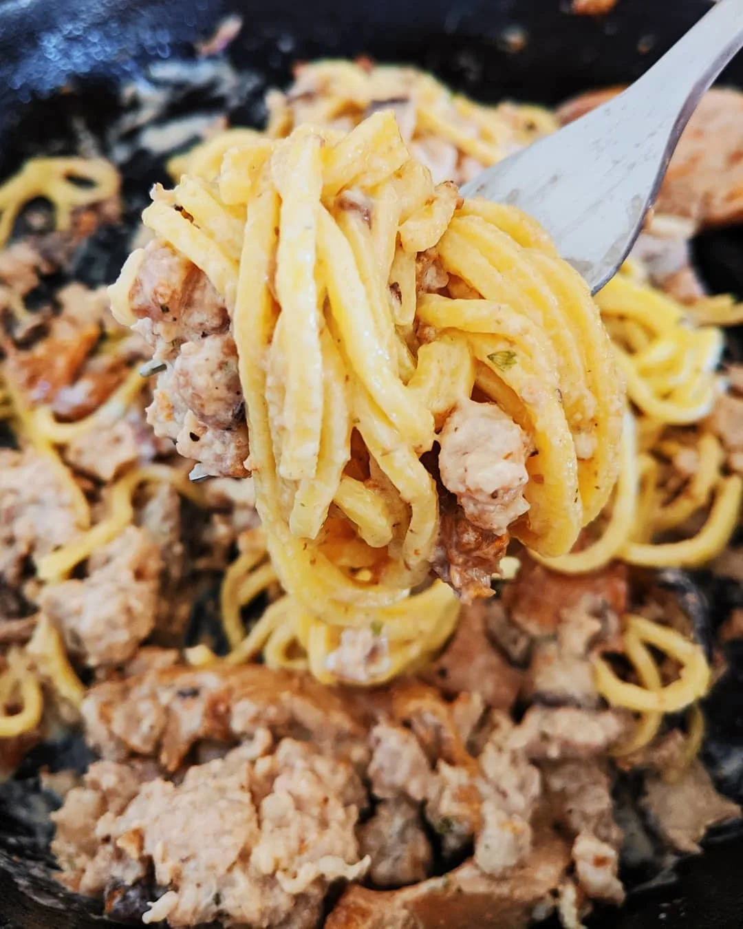 pasta-s-kolbaskami-i-gribnym-sousom