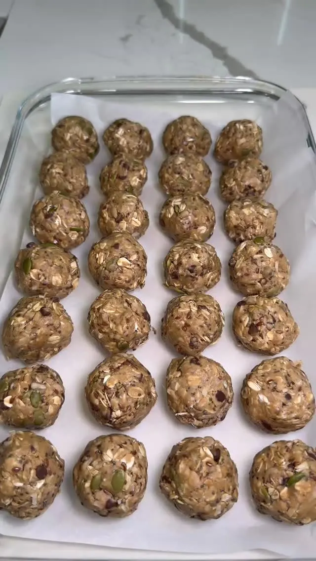chocolate-chip-protein-oat-balls