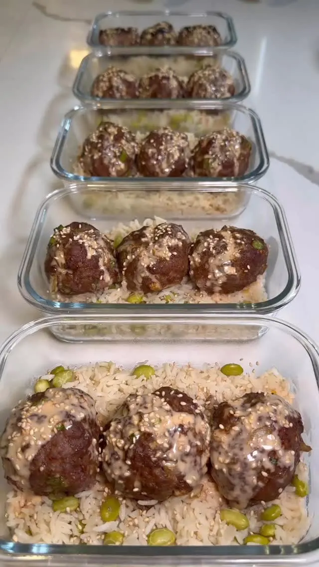beef-bulgogi-meatballs-and-rice-with-sriracha-sauce