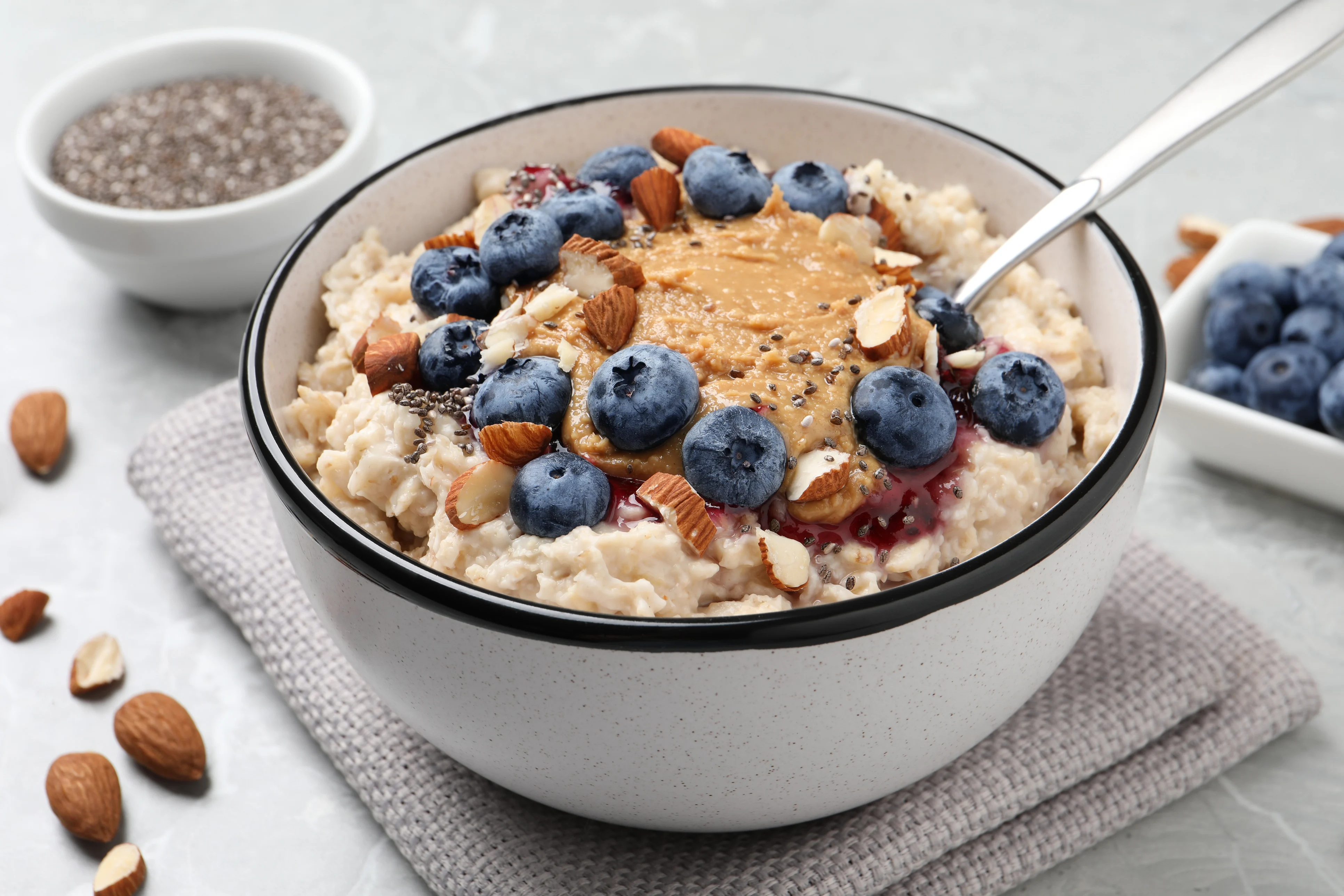 high-cholesterol:-oatmeal-bowl-with-berries-flax-and-almond-butter