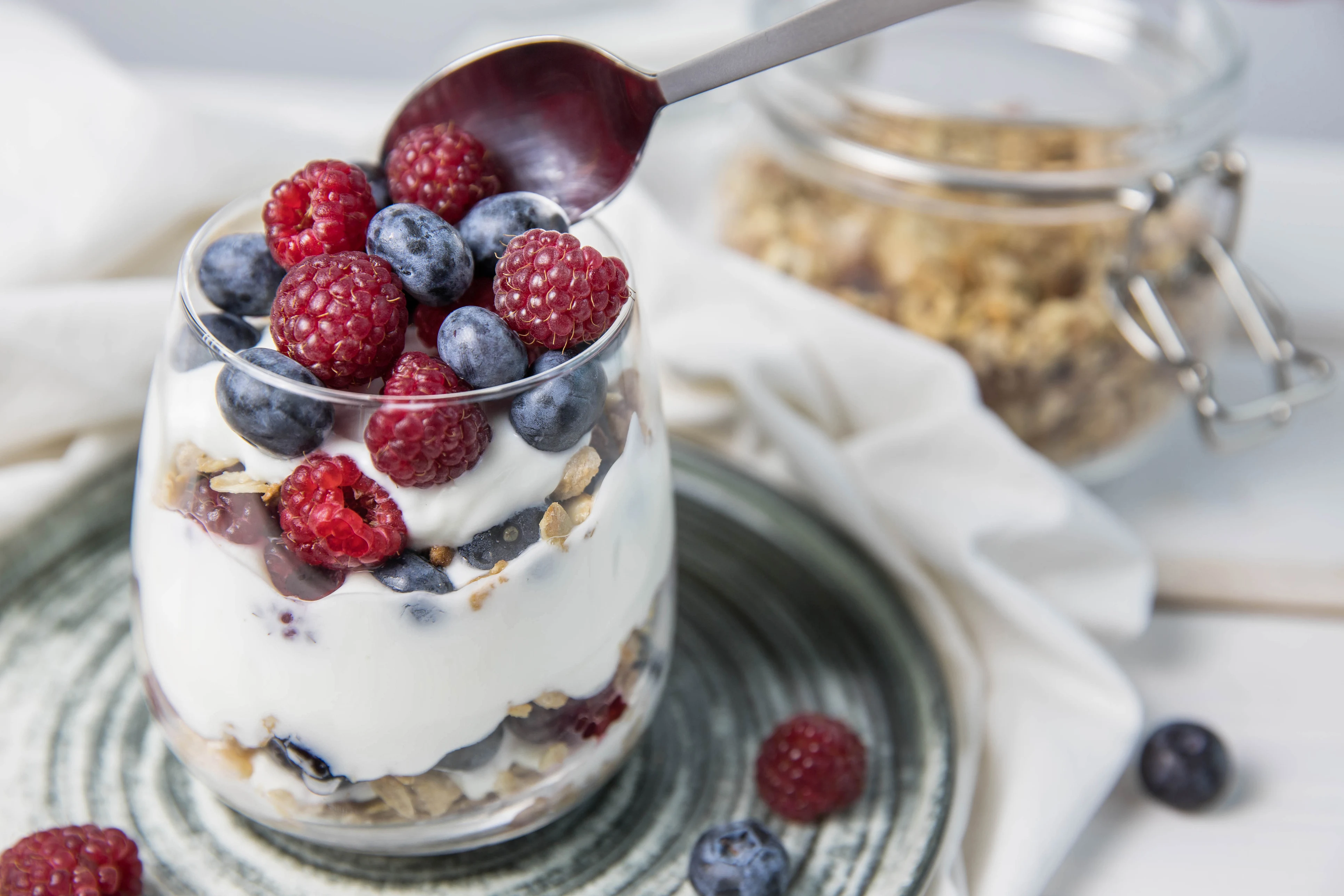psoriasis:-coconut-yogurt-parfait-with-berries-and-ground-flax