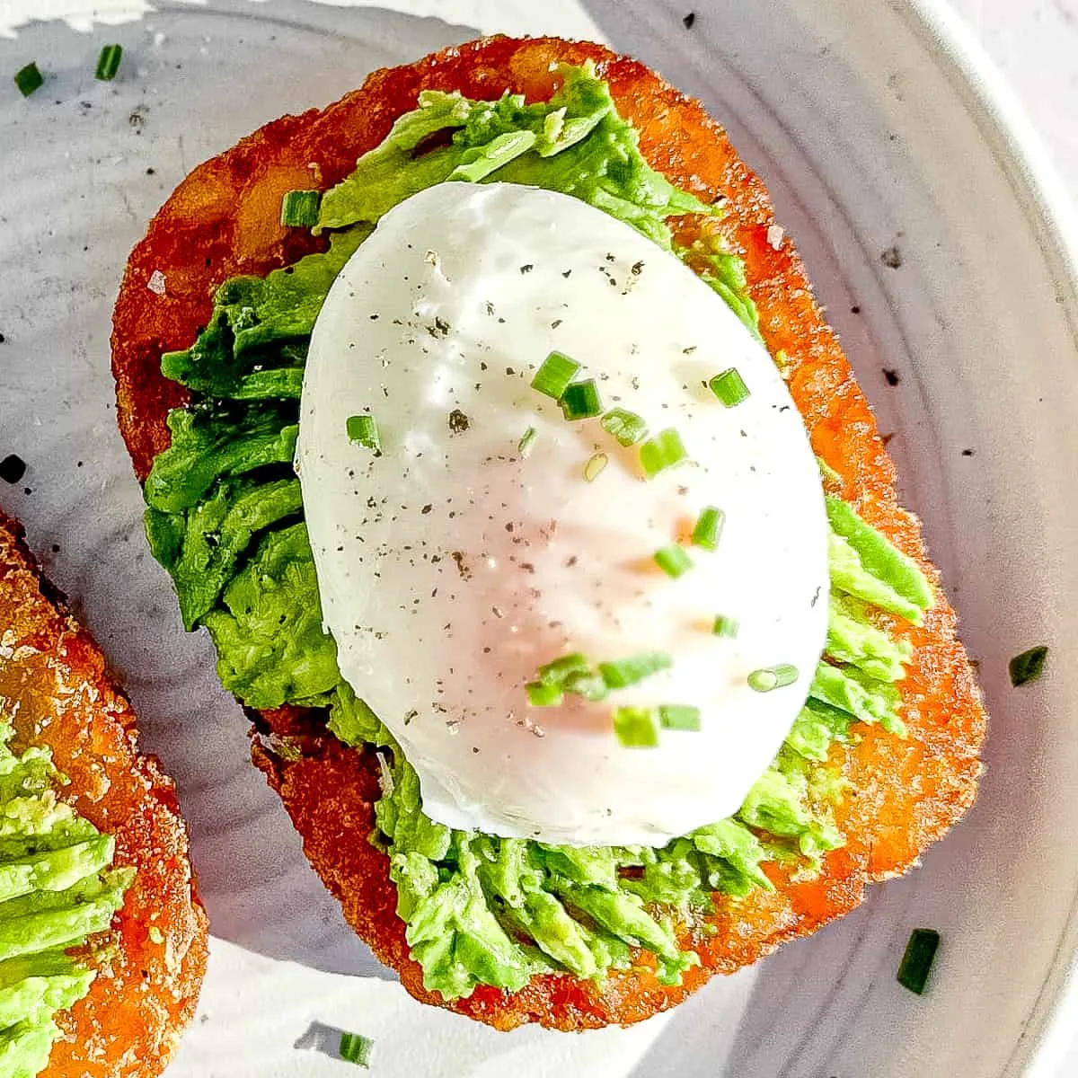 cystic-fibrosis:-avocado-and-egg-breakfast-bowl-with-hash-browns