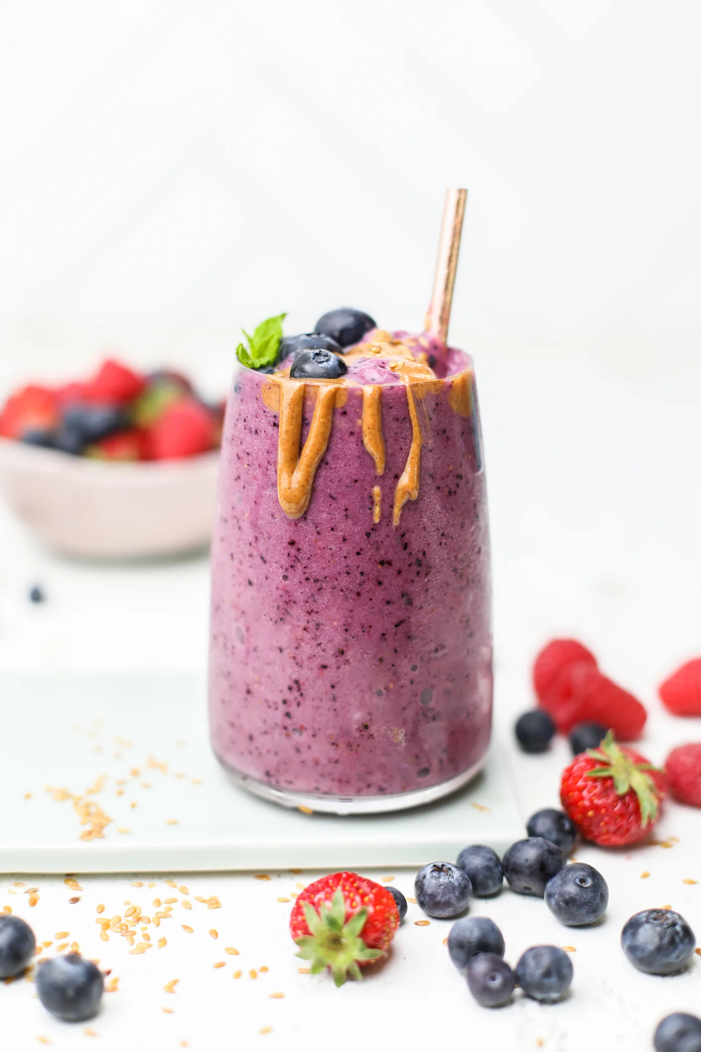 fibromyalgia:-berry-and-collagen-smoothie-with-almond-butter