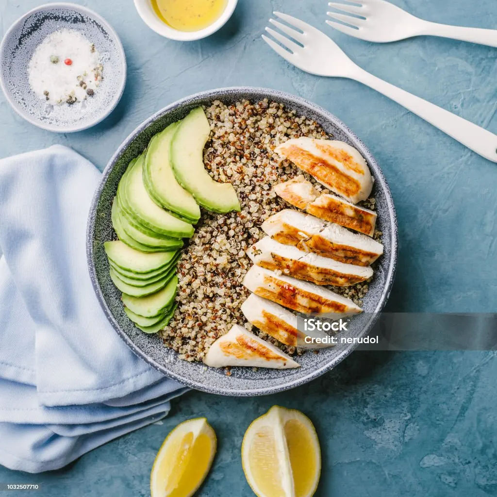 insulin-resistance:-grilled-chicken-and-quinoa-bowl-with-greens