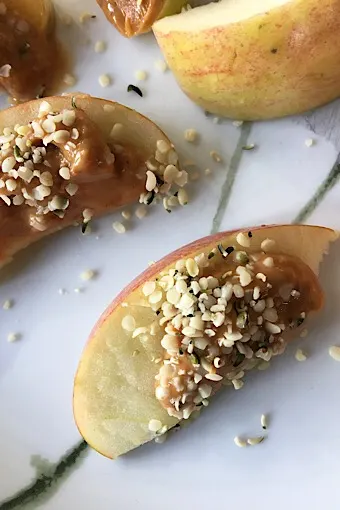 type-1-diabetes:-apple-slices-with-peanut-butter-and-hemp-seeds
