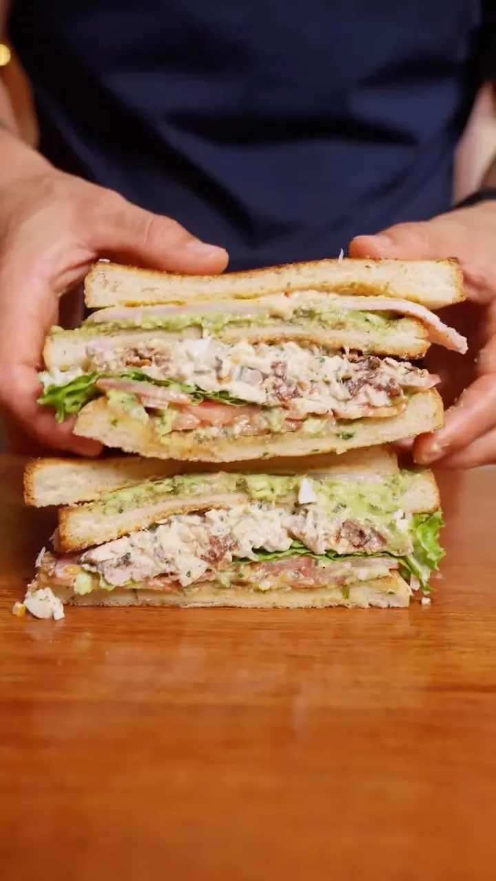 sanguche-club-de-pollo-a-la-brasa-con-aji-de-polleria-casero-roasted-chicken-sandwich-club-with-homemade-poultry-chili-sauce