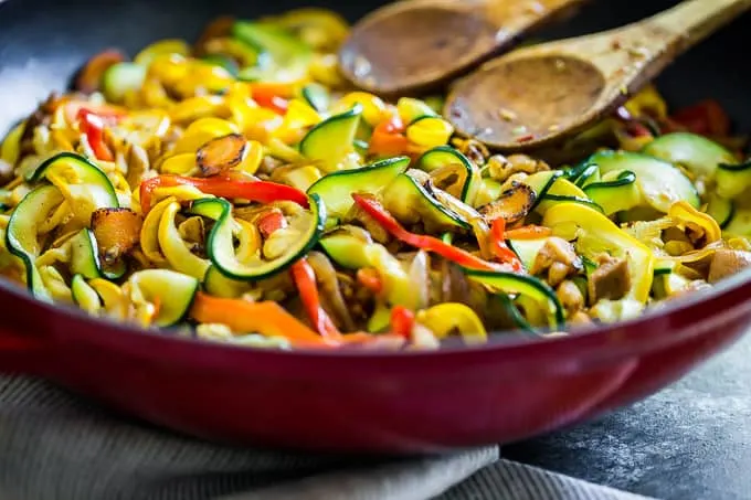 candida:-zucchini-noodle-stir-fry-with-ginger-sesame-chicken
