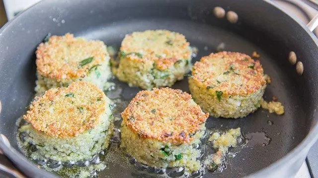 gerd:-quinoa-cakes-with-chicken-and-basil