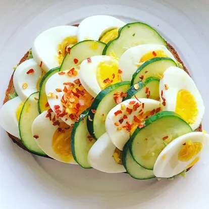 sibo-snack:-hard-boiled-egg-with-cucumber-slices-and-garlic-infused-oil