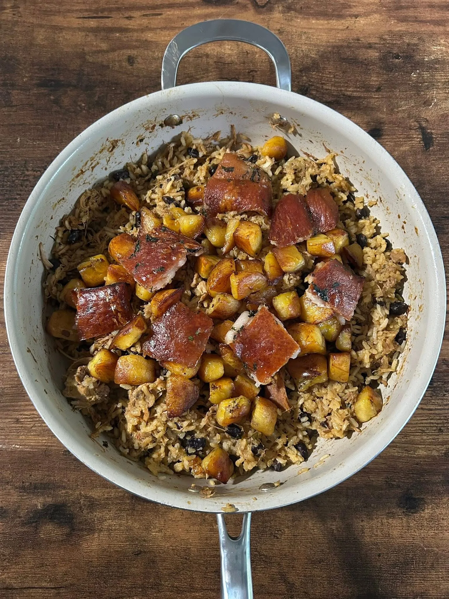 arroz-con-habichuelas-negras-pernil-cuero-maduros