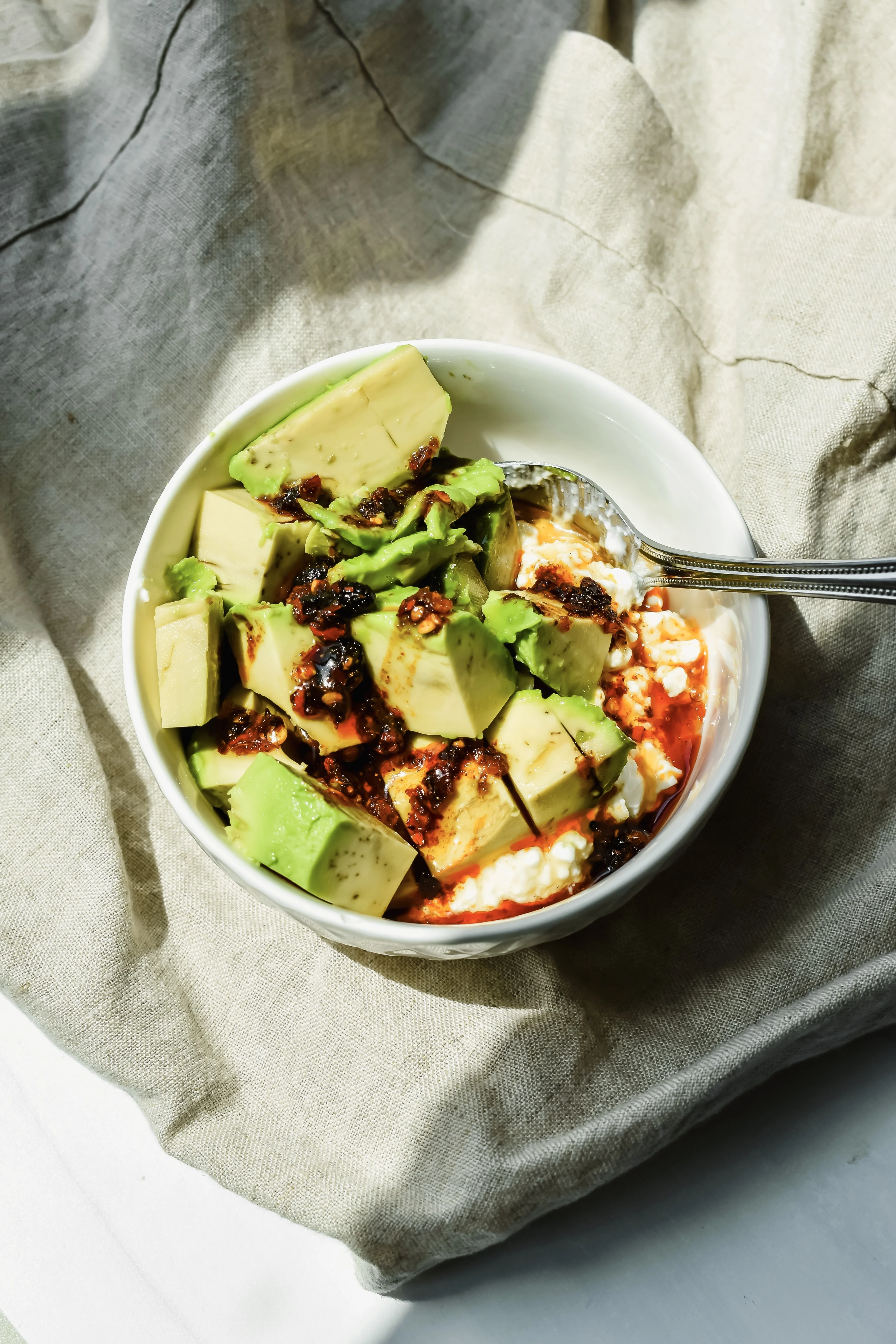 easy-and-healthy-cottage-cheese-and-avocado-bowl