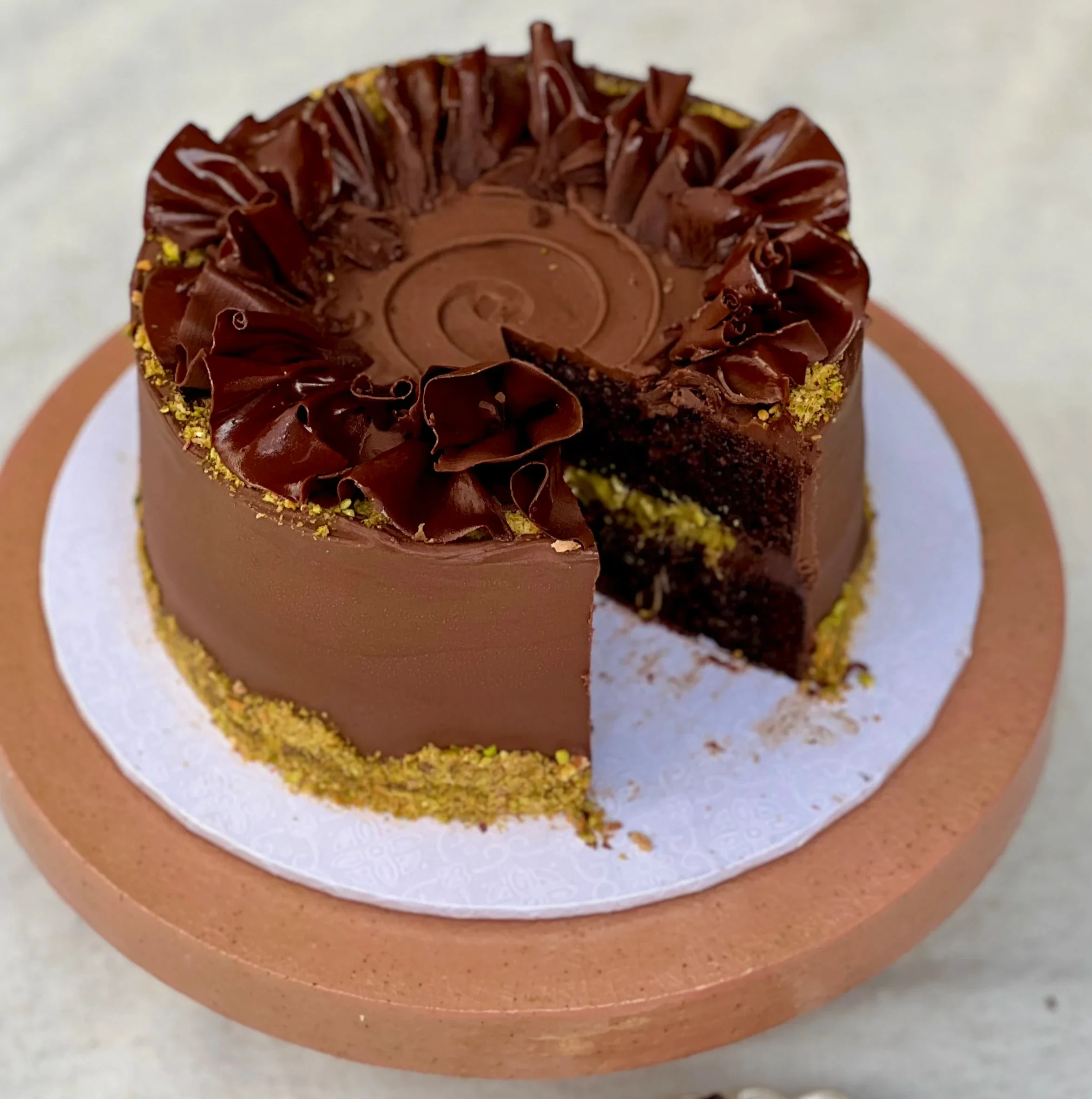 chocolate-cake-with-pistachio-kadaif-filling