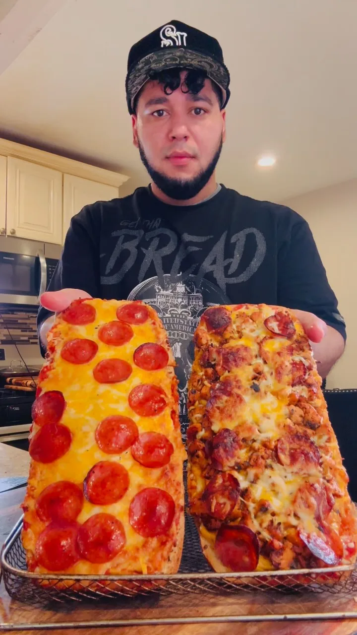 pan-pizza-de-pollo-con-pepperonis-y-de-queso-con-pepperonis